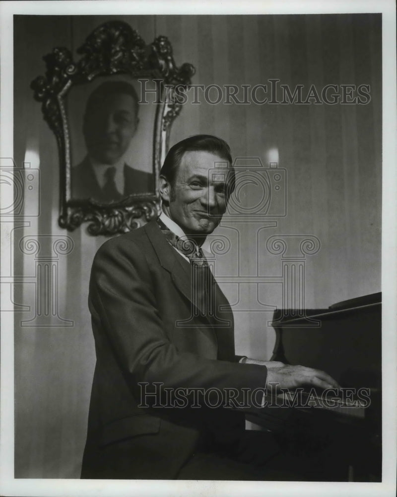 1974 Press Photo Musician Max Morath Plays The Piano- Historic Images