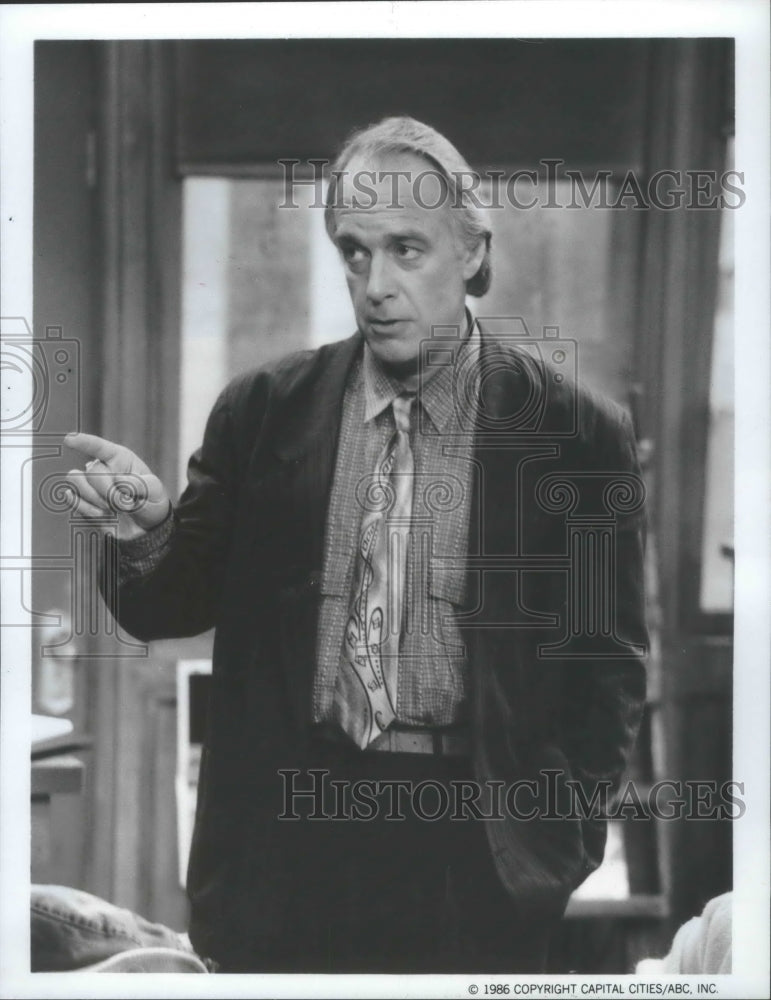 1996 Press Photo Actor Howard Hesseman in &quot;Head of the Class&quot; on ABC - mjp26558- Historic Images