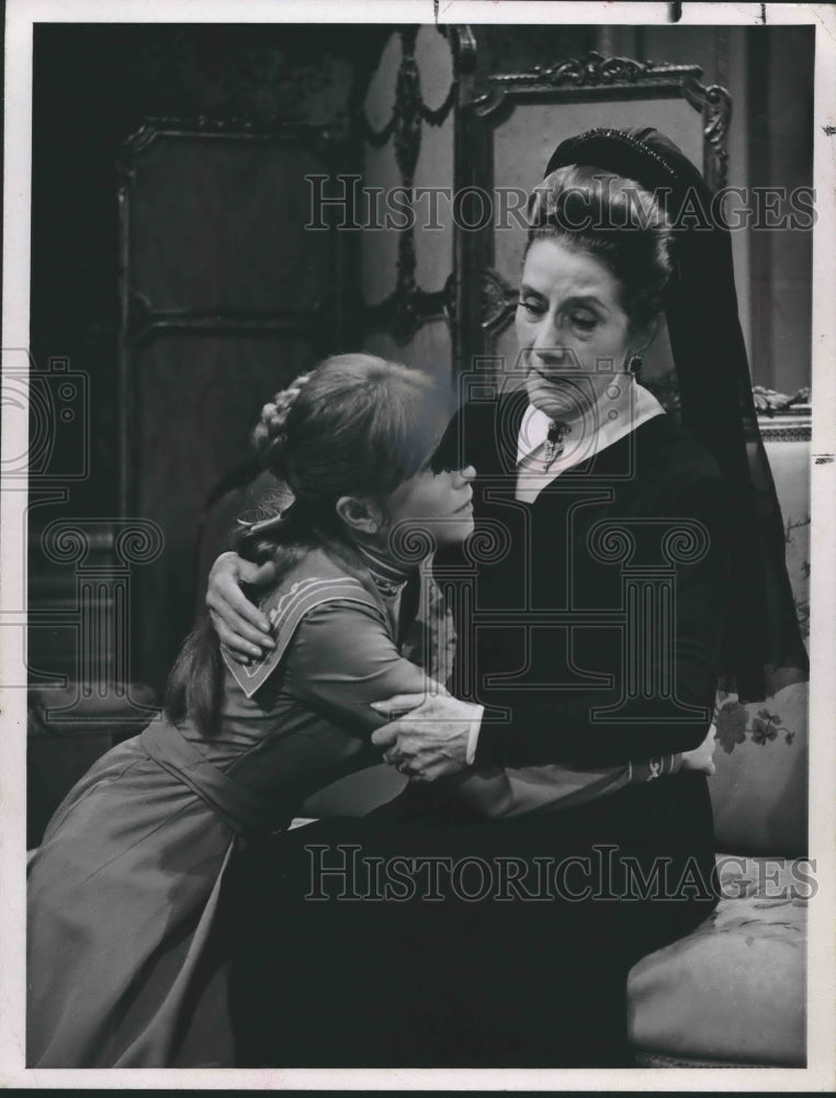 1967 Press Photo Actress Lynn Fontanne In Scene With Co-Star- Historic Images