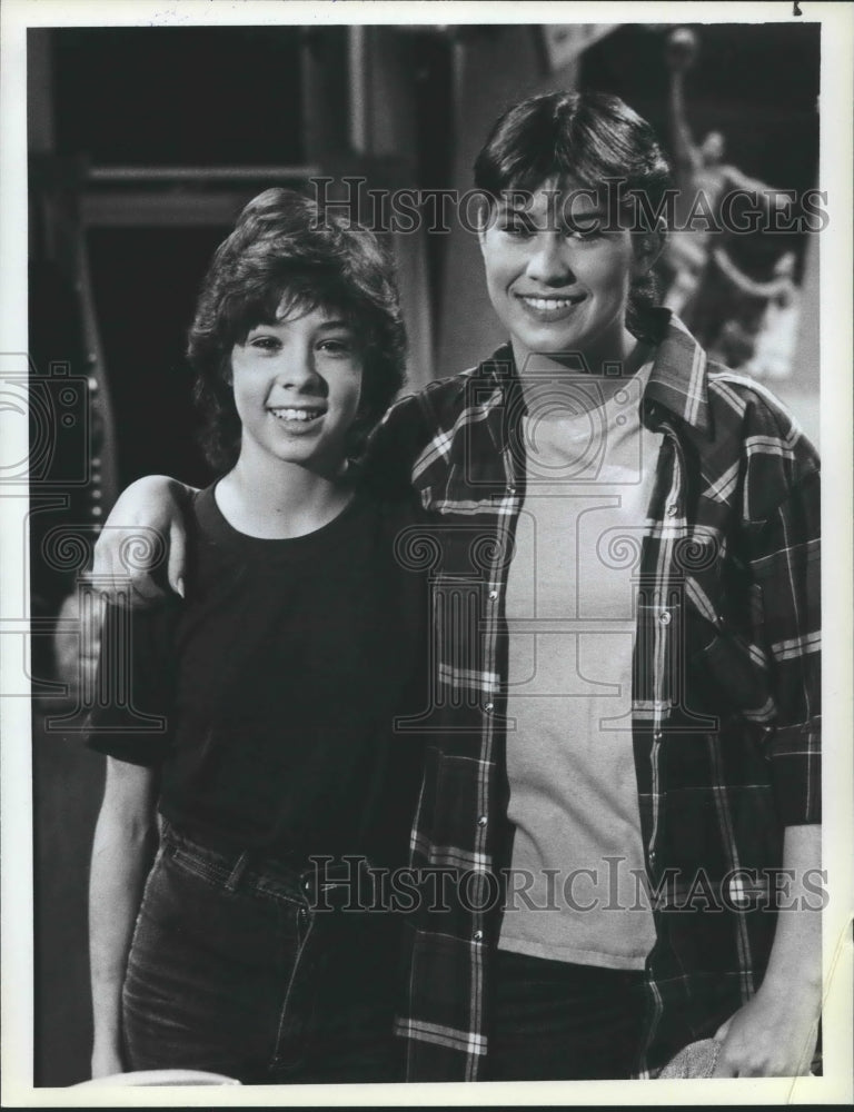 1982 Press Photo Actresses Megan Follows and Nancy McKeon in &quot;The Facts of Life&quot;- Historic Images