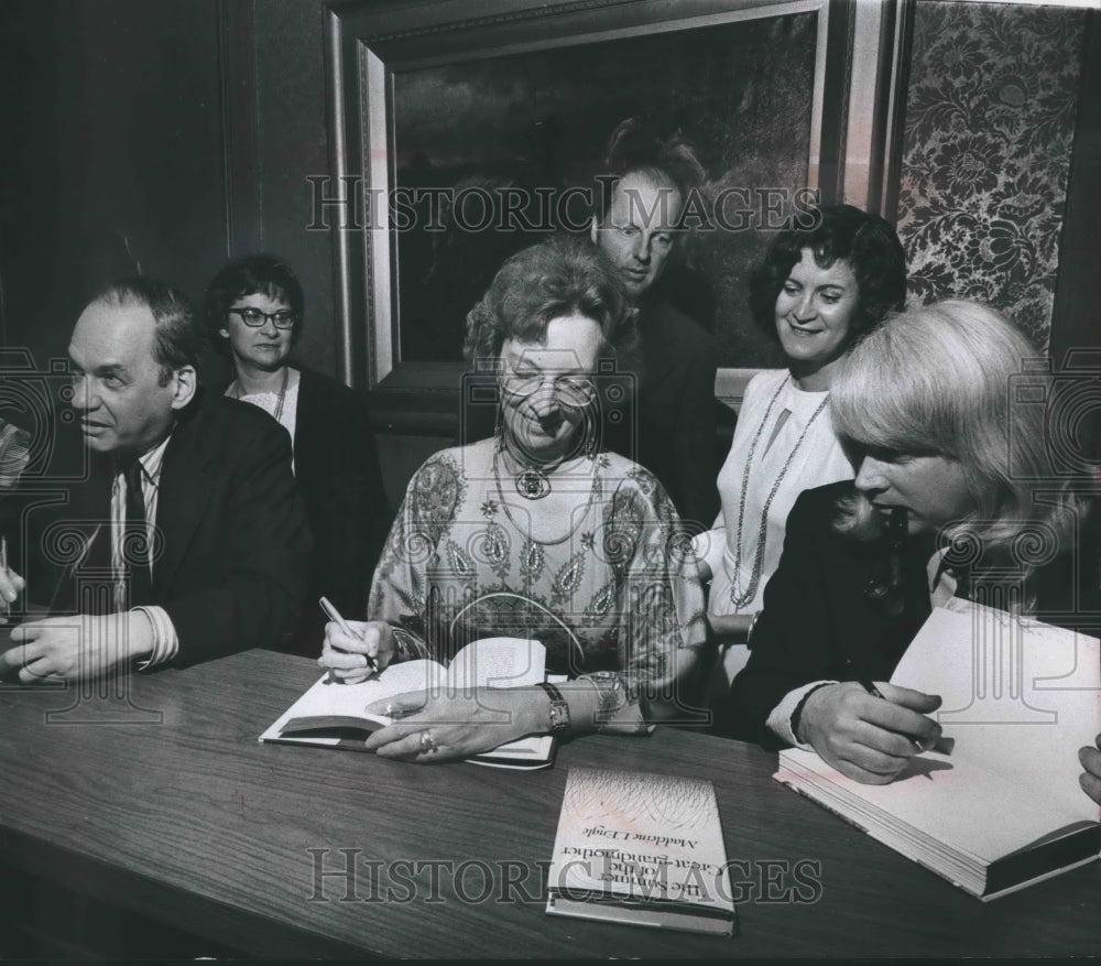 1975 Press Photo Edwin Newman newsman/author &amp; others at a book signing