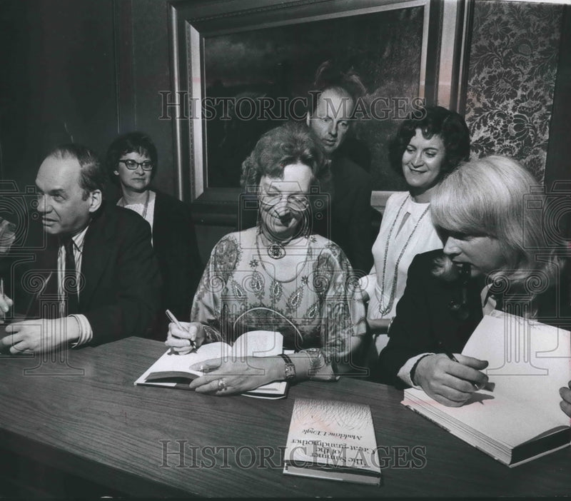 Load image into Gallery viewer, 1975 Press Photo Edwin Newman newsman/author &amp; others at a book signing
