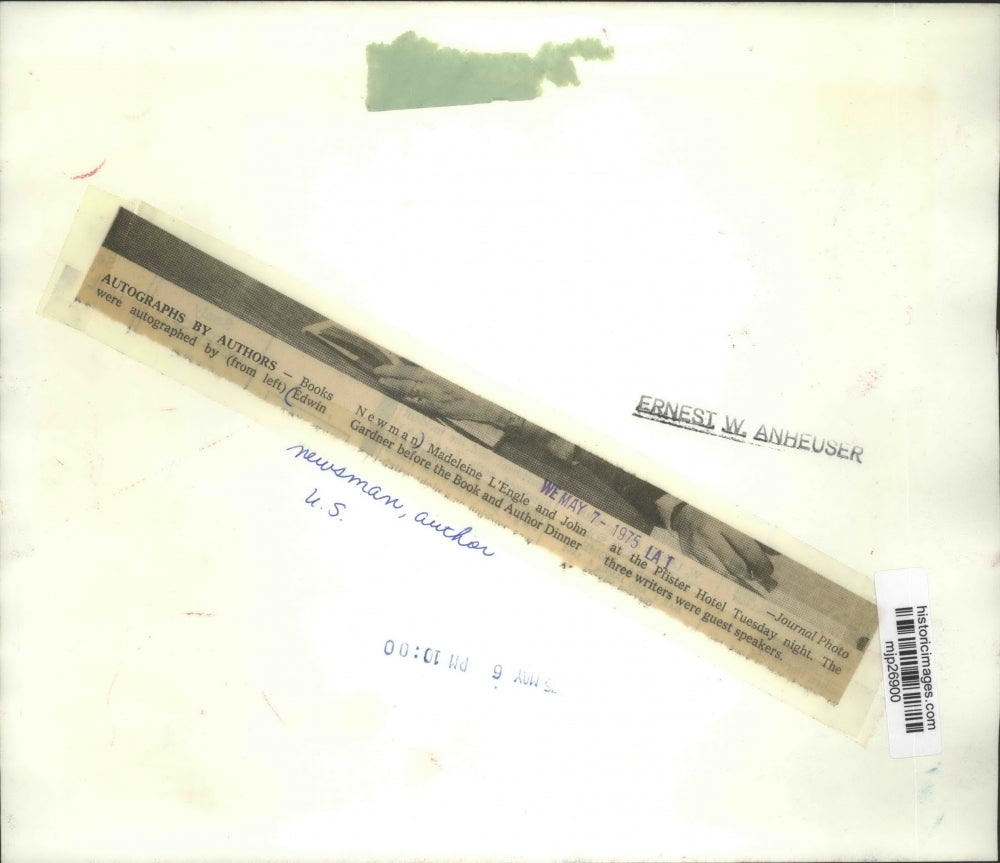 1975 Press Photo Edwin Newman newsman/author & others at a book signing