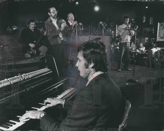 1974 Press Photo Chuck Hedges and his group perform in Milwaukee, Wisconsin- Historic Images