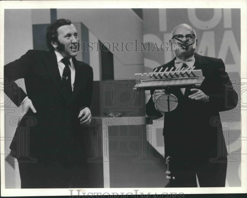 Load image into Gallery viewer, 1973 Press Photo David Frost "DAVID FROST PRESENTS THE GUINNESS BOOK OF RECORDS"
