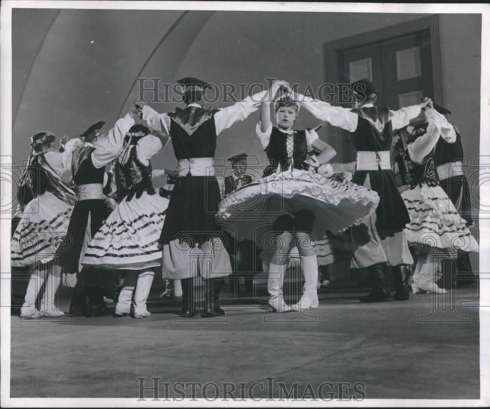 1955 Press Photo Mazur Polish Dancers Of Milwaukee Perform At Humboldt Park- Historic Images