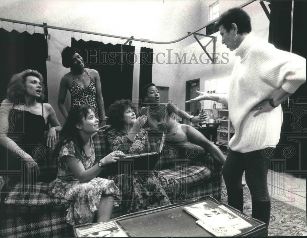 1990 Press Photo Milwaukee Director Libby Appel guides cast of &quot;The Early Girl&quot;- Historic Images