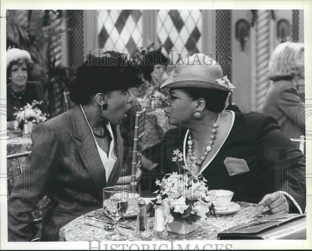 1985 Press Photo Nell Carter and Telma Hopkins in "Gimme A Break" NBC-TV- Historic Images