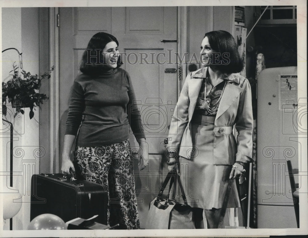 1974 Press Photo Julie Kavner and Valerie Harper on "Rhoda" CBS-TV- Historic Images