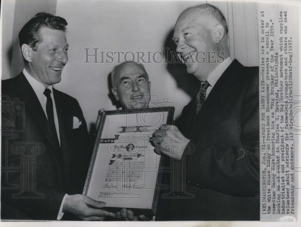 1957 Press Photo President Eisenhower presents a scroll to comedian Danny Kaye- Historic Images