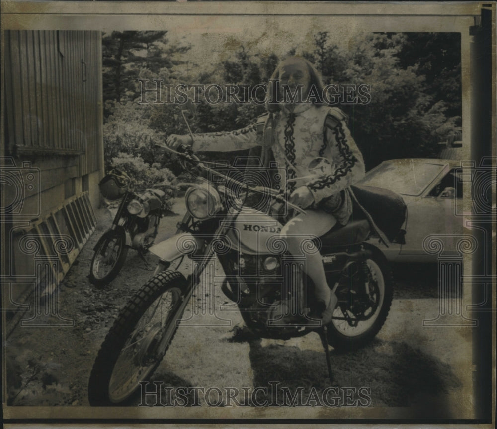 1975 Press Photo Actor Wyman Pendleton, on motorcycle, Stratford, Connecticut- Historic Images