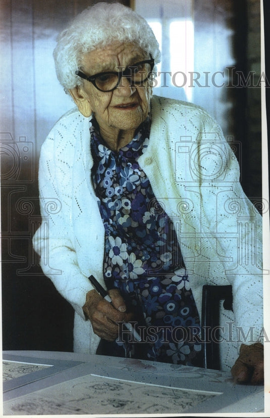 1994 Press Photo Josie Pelikan, working on artwork in Milwaukee - mjp27753- Historic Images