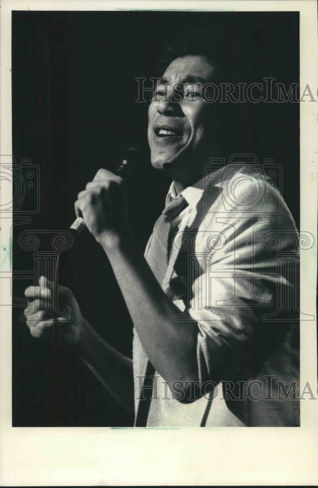 1986 Press Photo Smokey Robinson performs at the Riverside Theater - mjp27974- Historic Images