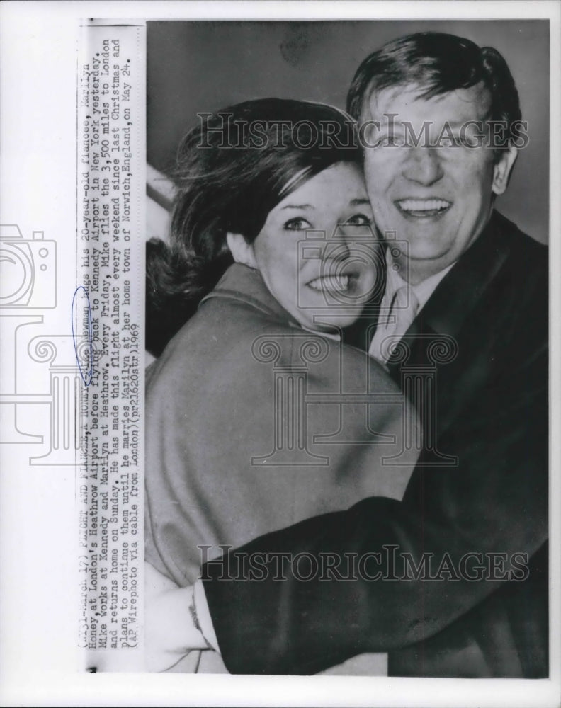 1969 Press Photo Mike Newman fiance of Marilyn Honey at Heathrow, London- Historic Images