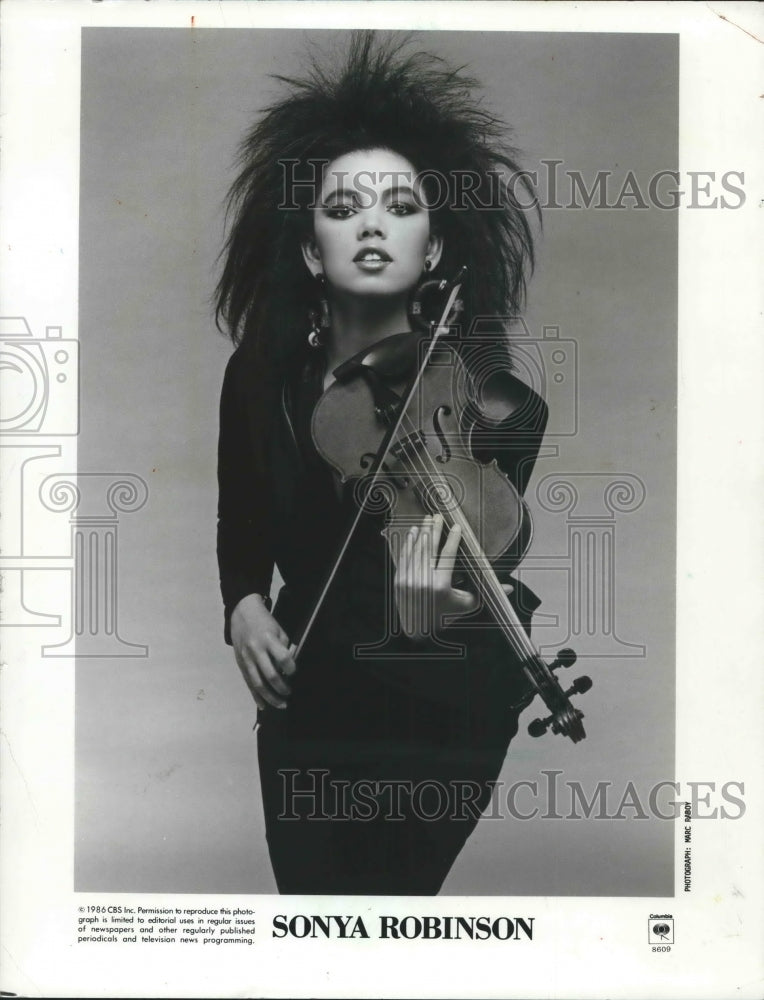 1987 Press Photo Sonya Robinson, former Miss Black America, plays the violin- Historic Images