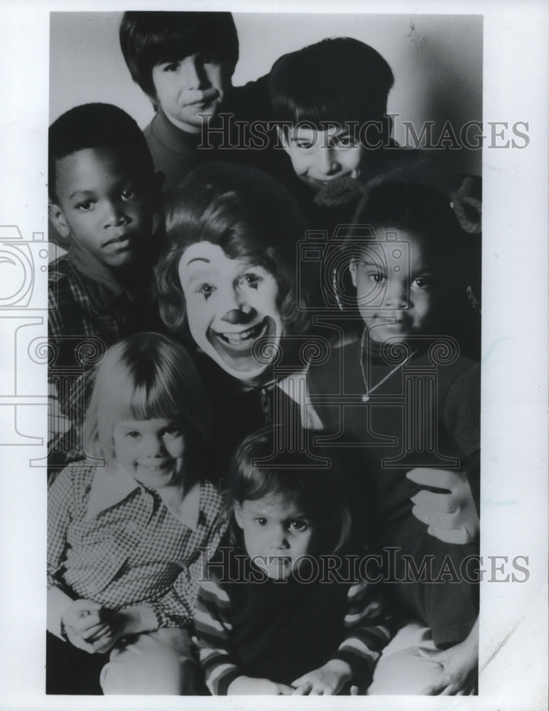 1983 Press Photo McDonald&#39;s mascot Ronald McDonald posing with children- Historic Images