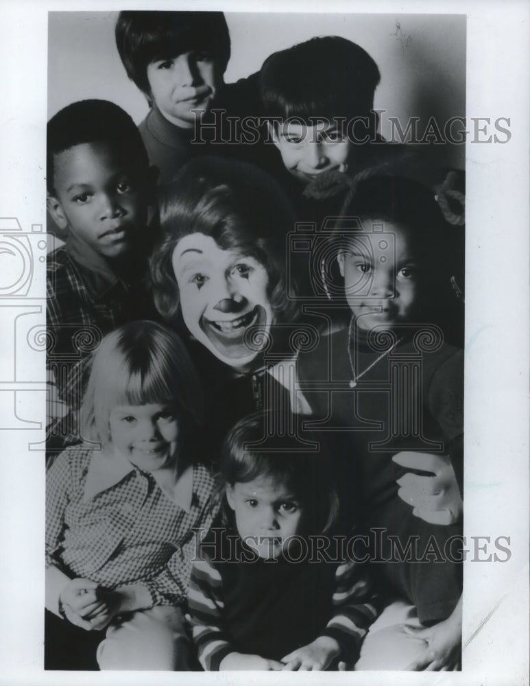 1983 Press Photo McDonald's mascot Ronald McDonald posing with children- Historic Images