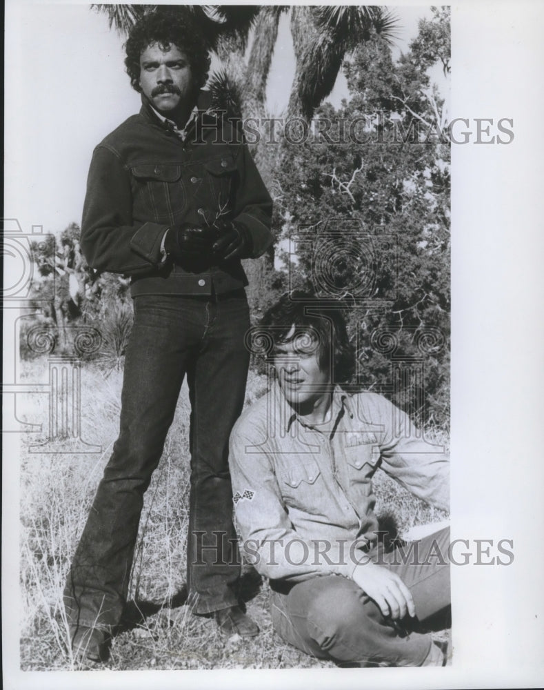 1975 Press Photo Jose Perez and Raul Julia, co-stars of comedy &quot;Aces Up&quot; on CBS- Historic Images