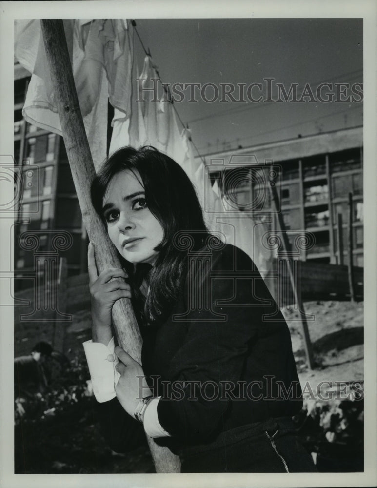 1963 Press Photo Italian actress Maris Salinas preparing for her next role- Historic Images