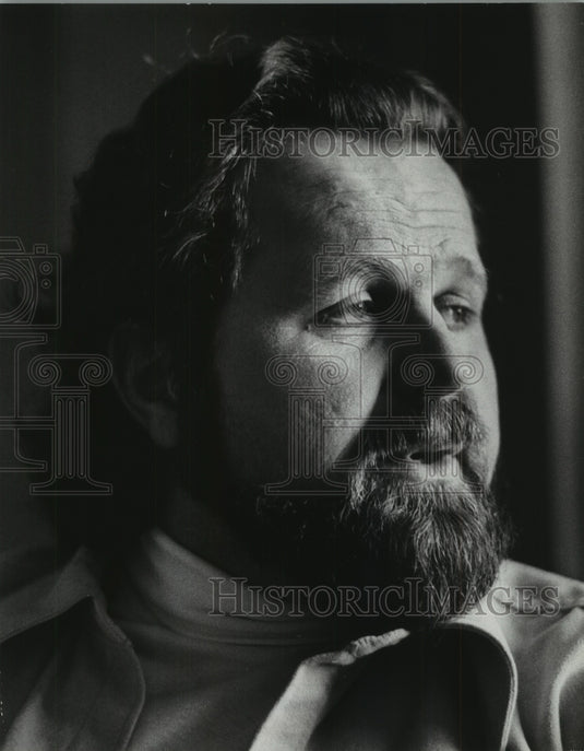 1977 Press Photo Paul Plishka talks about his appearance in the Opera- Historic Images