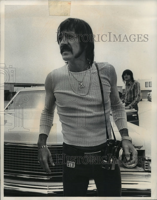 1973 Press Photo Entertainer Sonny talking with photographers in Milwaukee- Historic Images