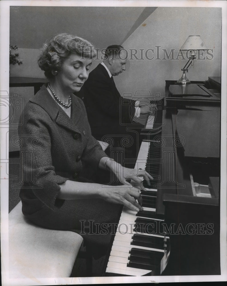 1963 Press Photo Mr. And Mrs. Bret Sears Play A Piano Duet In Sears&#39; Studio- Historic Images