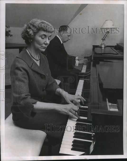1963 Press Photo Mr. And Mrs. Bret Sears Play A Piano Duet In Sears' Studio- Historic Images