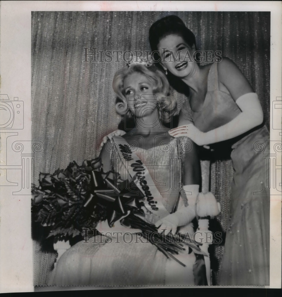 1965 Press Photo Miss Wisconsin, Sharon Singstock, with Predecessor Angela Baldi- Historic Images
