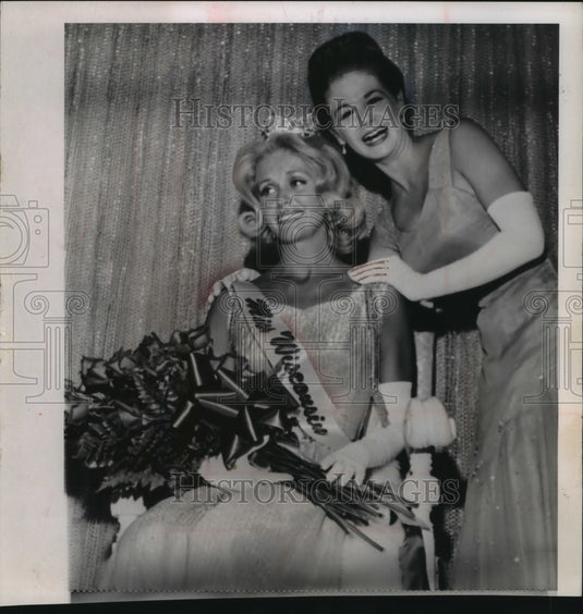 1965 Press Photo Miss Wisconsin, Sharon Singstock, with Predecessor Angela Baldi- Historic Images