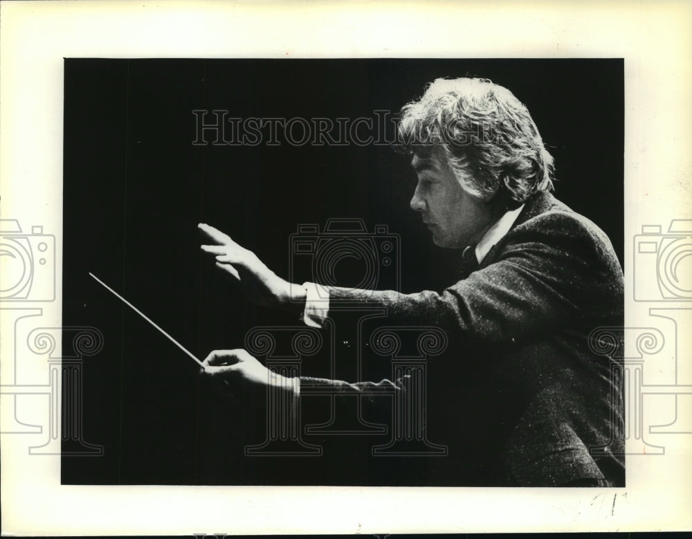 1981 Press Photo Kenneth Schermerhorn with the Milwaukee Symphony Orchestra- Historic Images