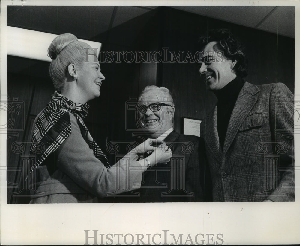 1972 Press Photo Kenneth Schererhorn with Milwaukee County Executive John Doyne- Historic Images