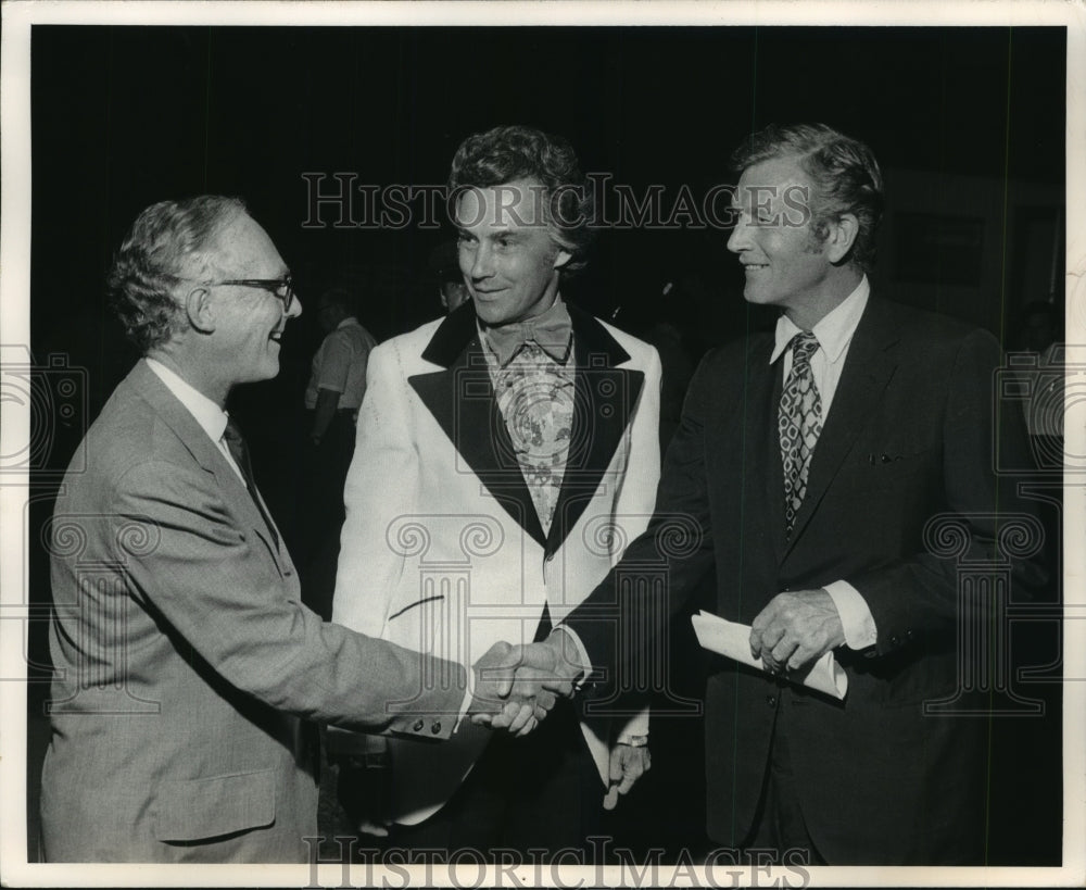 1973 Press Photo Kenneth Schermerhorn with Mayor John Lindsay &amp; Carlos Moseley- Historic Images