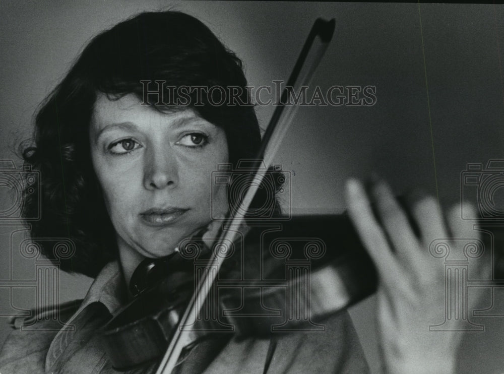 1977 Press Photo Elaine Skorodin, violinist - mjp29826- Historic Images