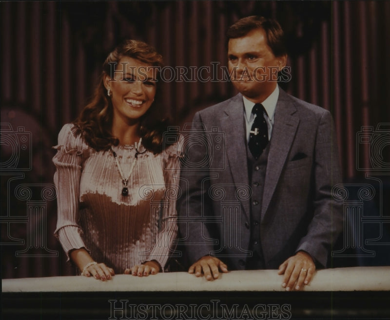 Load image into Gallery viewer, 1985 Press Photo Game Show Host Pat Sajak And Vanna White - mjp29914
