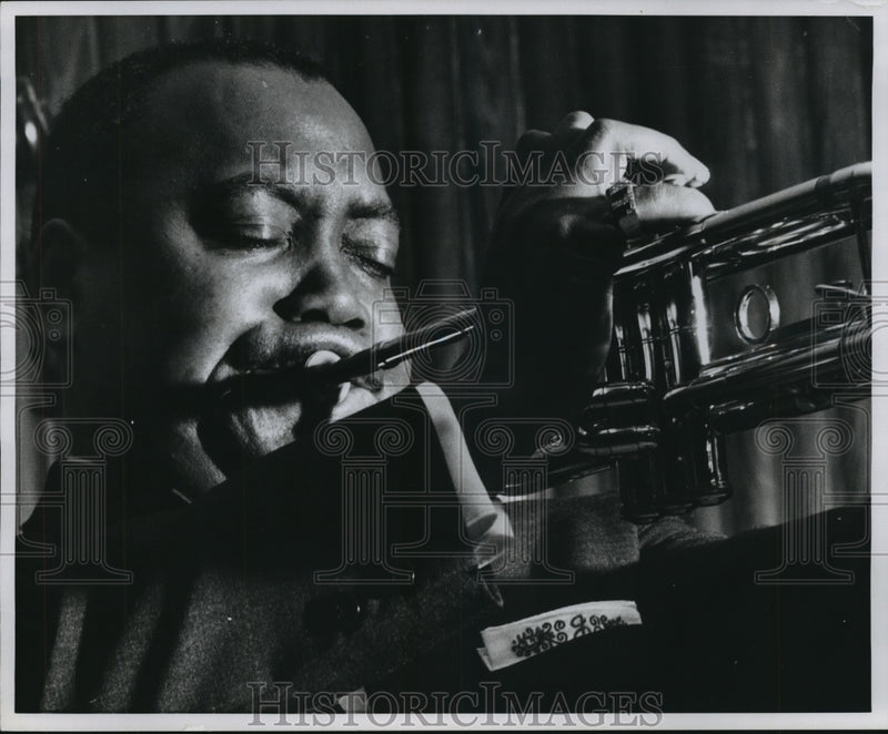 Load image into Gallery viewer, 1960 Press Photo Trumpet player Jonah Jones playing his trumpet.
