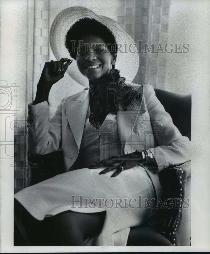 1977 Press Photo Dwan Smith, actress, poet, nightclub performer and mother.- Historic Images