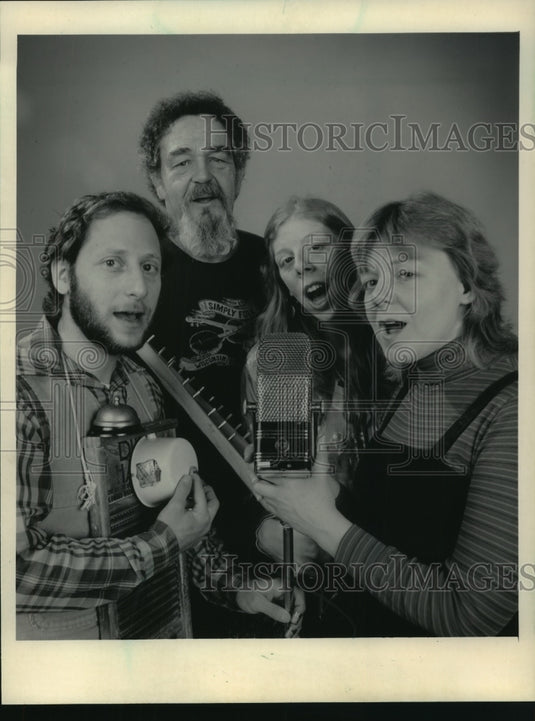 1985 Press Photo Larry Penn & performers on radio broadcast of "Simply Folk"- Historic Images