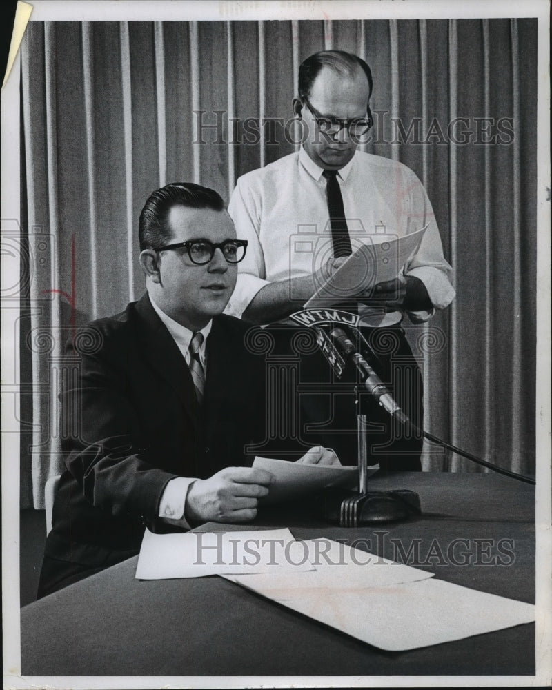 1967 Press Photo Ed Hinshaw &amp; Cal Holm of WTMJ- Historic Images