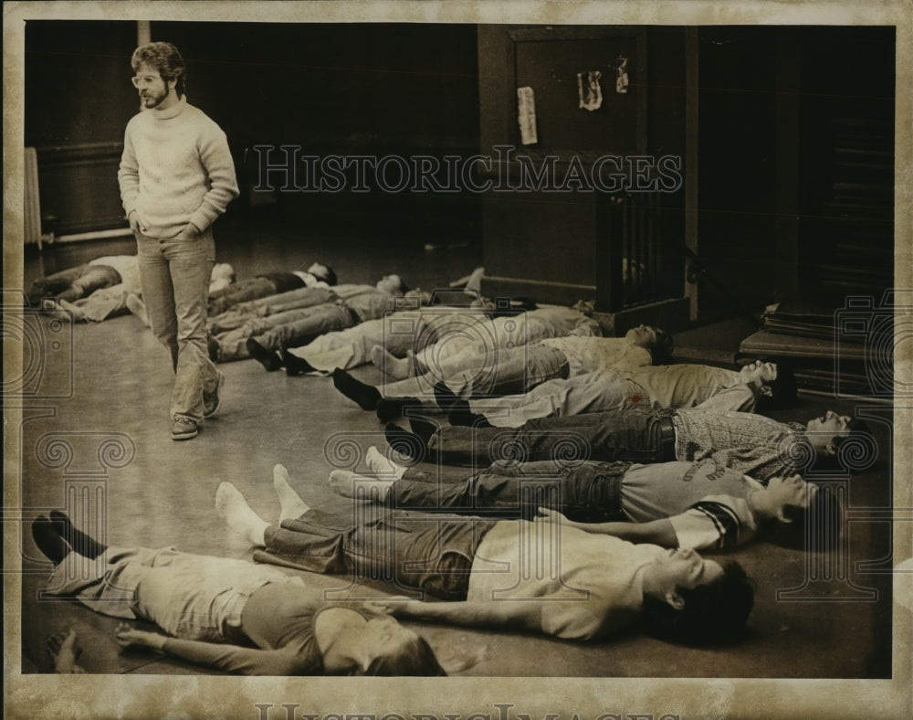 1977 Press Photo Sanford Robbins led students exercise, University of Wisconsin- Historic Images