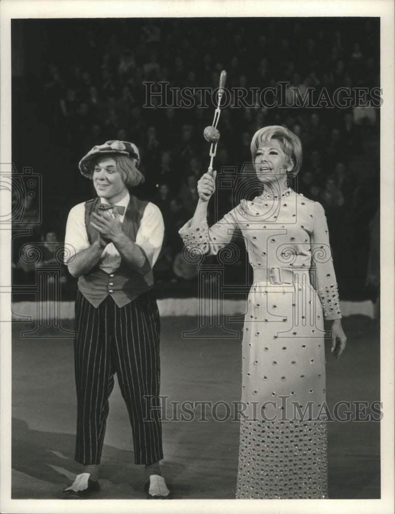 1967 Press Photo Dinah Shore and Oleg Popov on &quot;The Moscow State Circus&quot;- Historic Images