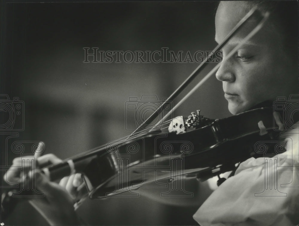 1994 Press Photo Rachel Walk performs at Ozaukee County&#39;s Pioneer Village- Historic Images