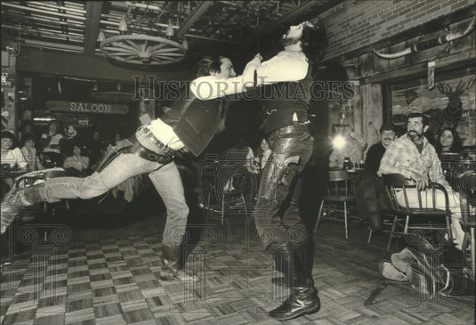1981 Press Photo Brawl At Pinnacle Peak In Milwaukee - mjp30663- Historic Images