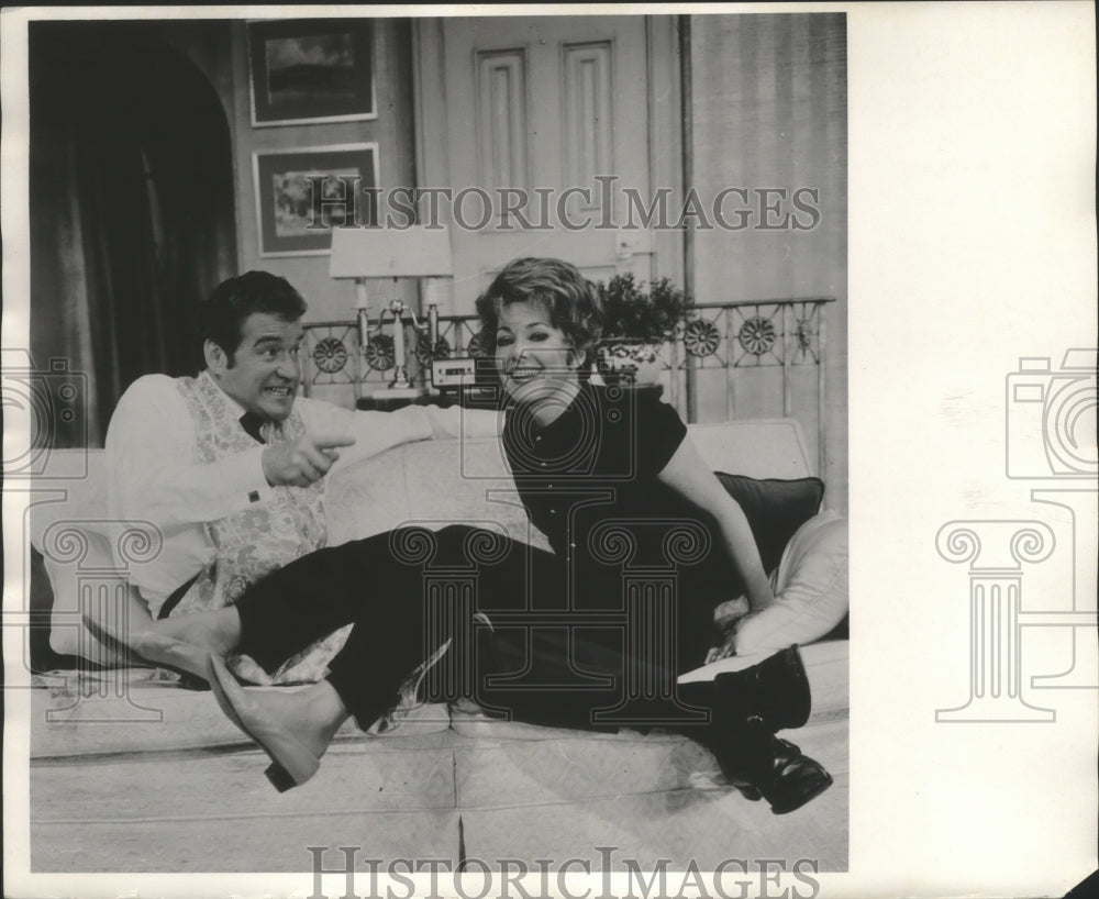 1970 Press Photo Actor Scott McKay and actress Barbara Rush.- Historic Images
