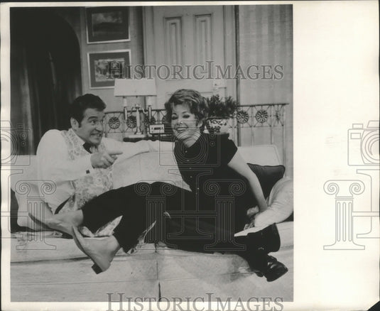 1970 Press Photo Actor Scott McKay and actress Barbara Rush.- Historic Images