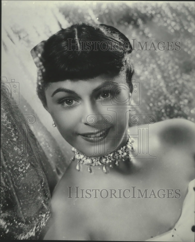 1953 Press Photo Roberta Peters smiling in fancy jewelry and a dress