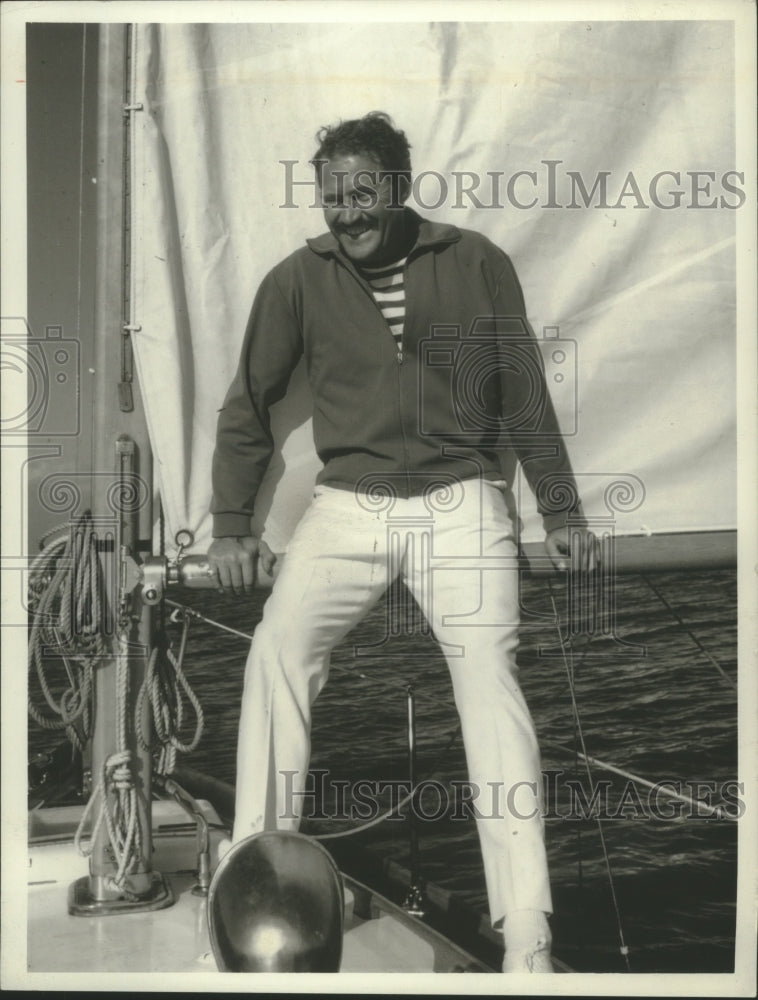 1972 Press Photo Comedian Dan Rowan turned ardent sailing fan, aboard his boat- Historic Images