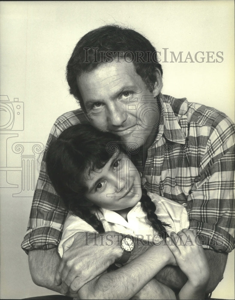 1980 Press Photo Lawrence Pressman hugs co-star, Natasha Ryan, Ladies' Man show- Historic Images