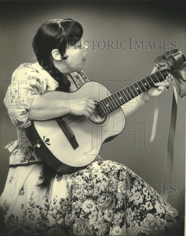 1980 Press Photo Maya Passer playing Russian gypsy guitar - mjp31672- Historic Images