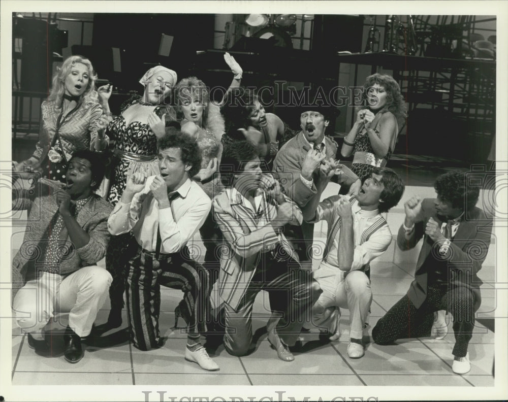 1980 Press Photo Bill (You can call me Ray) Saluga &amp; cast of &quot;Top Ten&quot;- Historic Images