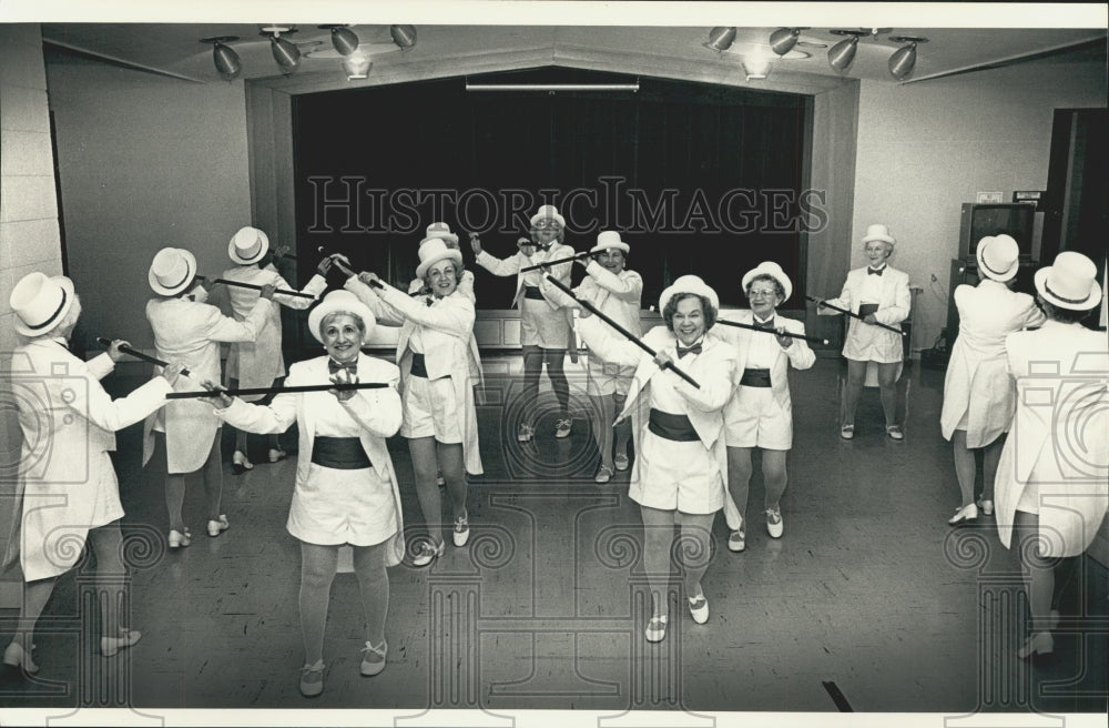 1988 Press Photo The Snappy Steppers Practice Routine Before Performance- Historic Images